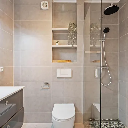 Modern 1br With Balcony & View