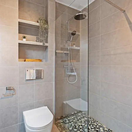 Modern 1br With Balcony & View *